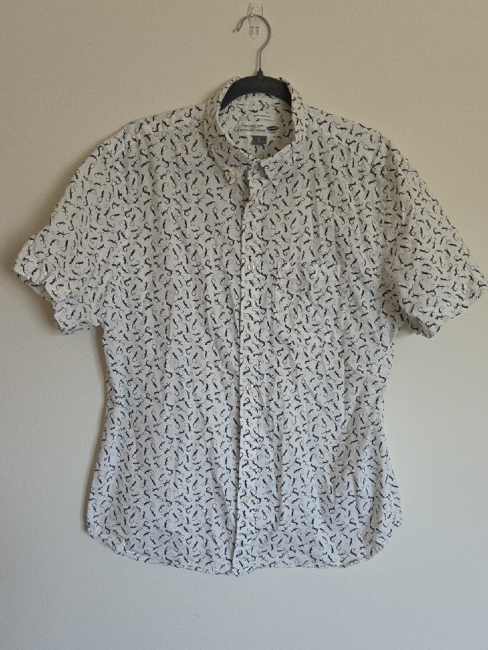 Old Navy White Short-Sleeve Button-Down Shirt with Navy Lizard Print